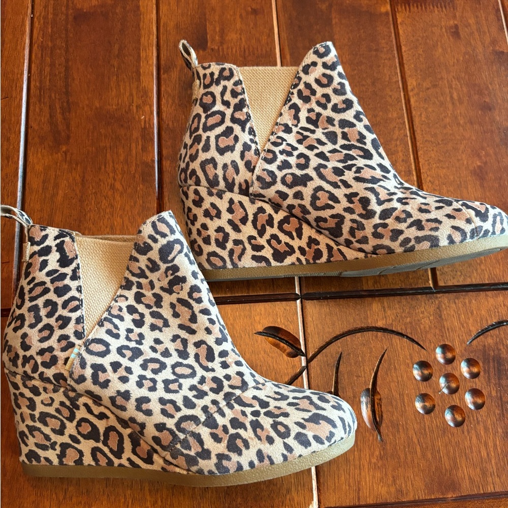 Tom’s size 6 Leopard Print Booties